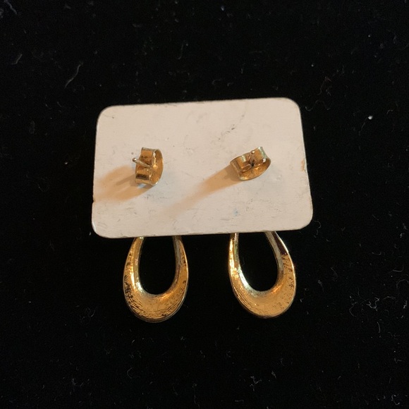Classic gold tone loop 1” pierced earrings - Picture 2 of 3
